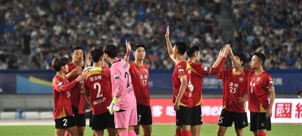 米兰体育登录入口-足球职业联赛焦点战役即将上演，球迷翘首期盼的简单介绍