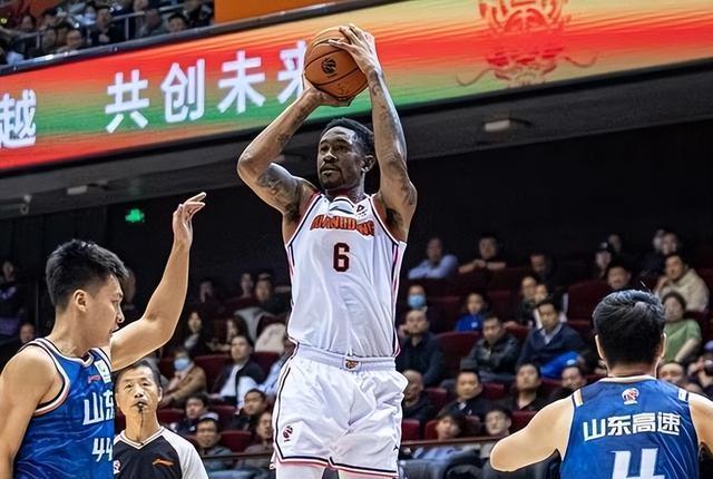 凭借一波广东队，CBA季后赛成功救主，现场观众齐声高喊的简单介绍