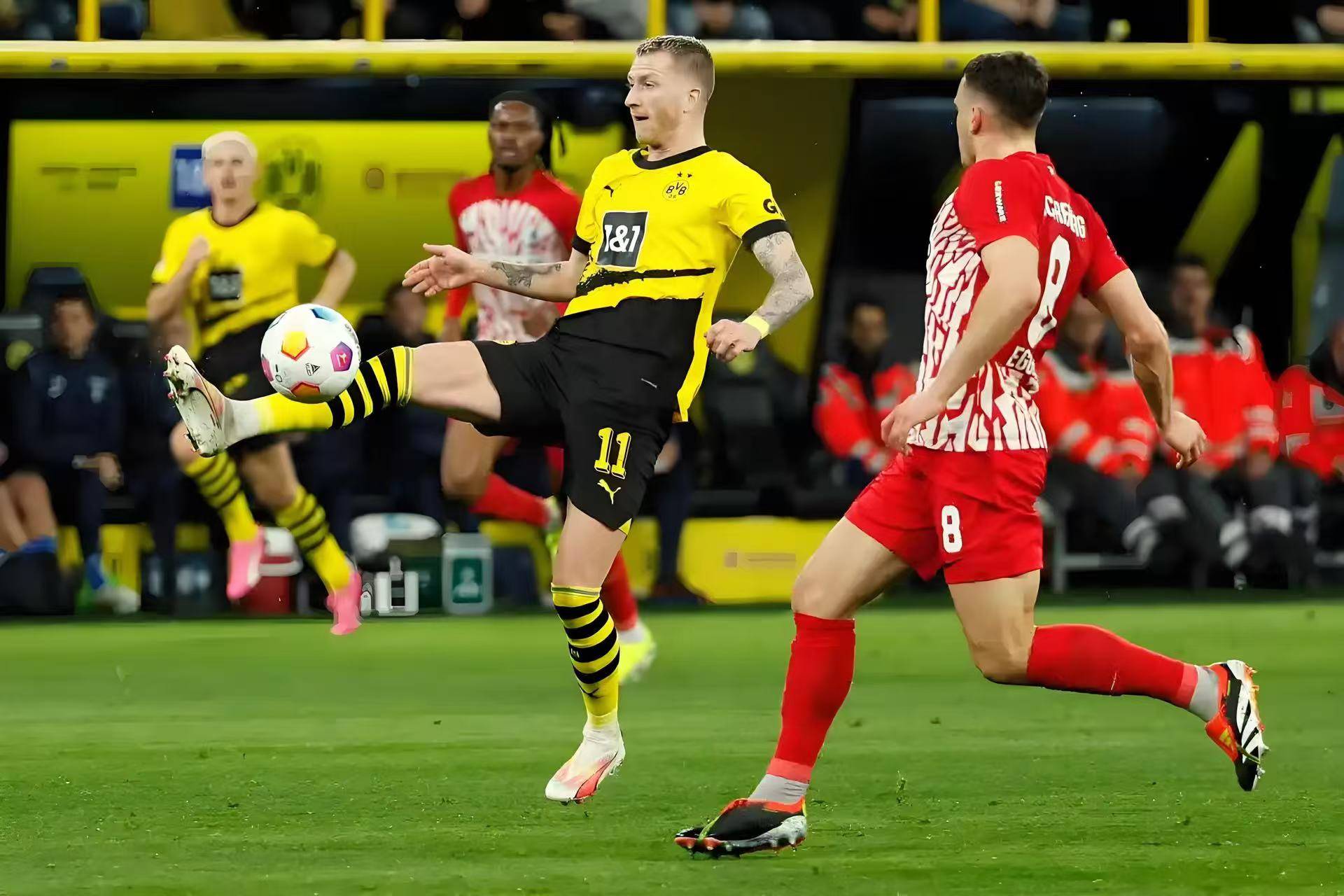 关于沃尔夫斯堡队员表现出色，助球队跻身前列的信息