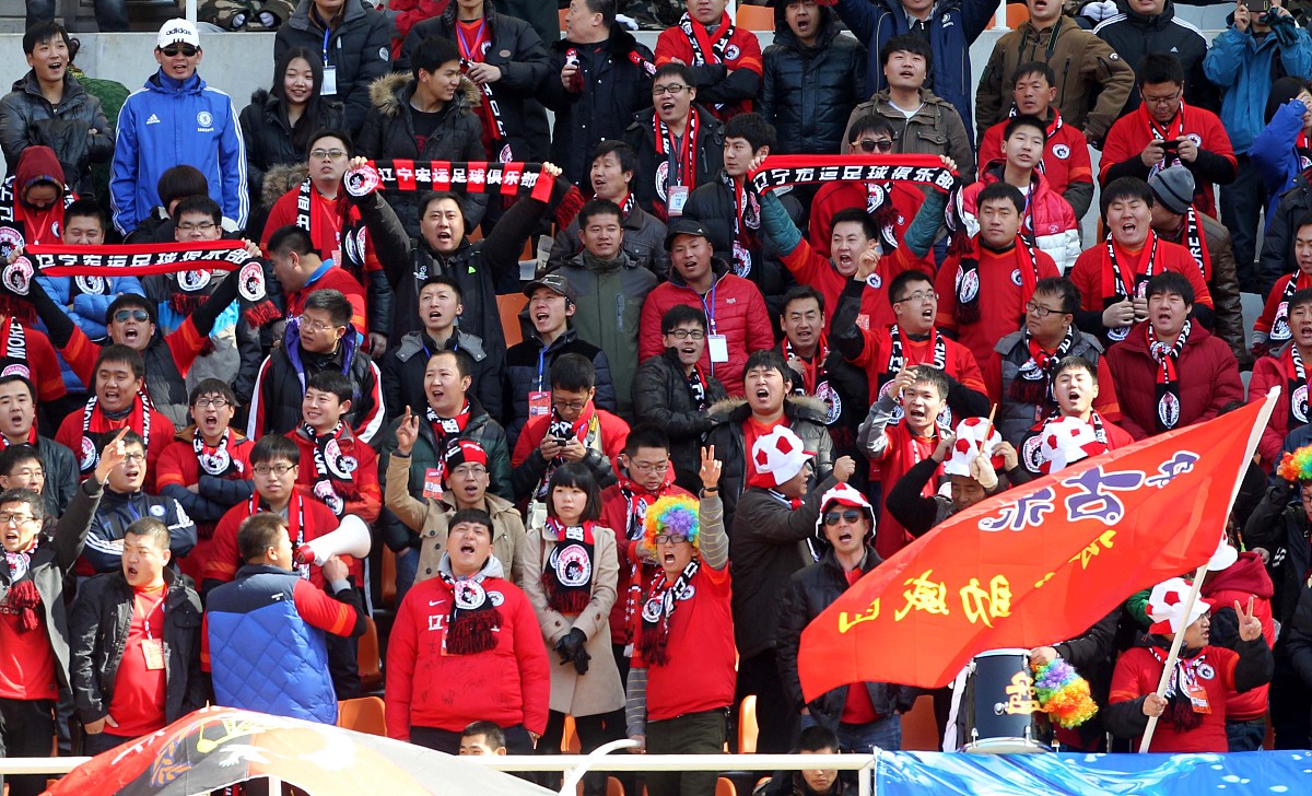 曼联主场喜迎胜利，球迷沸腾庆祝