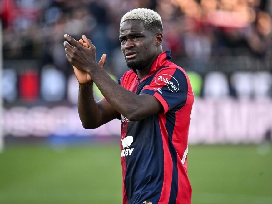 包含卡利亚里队实力崛起，足坛新秀崭露头角的词条