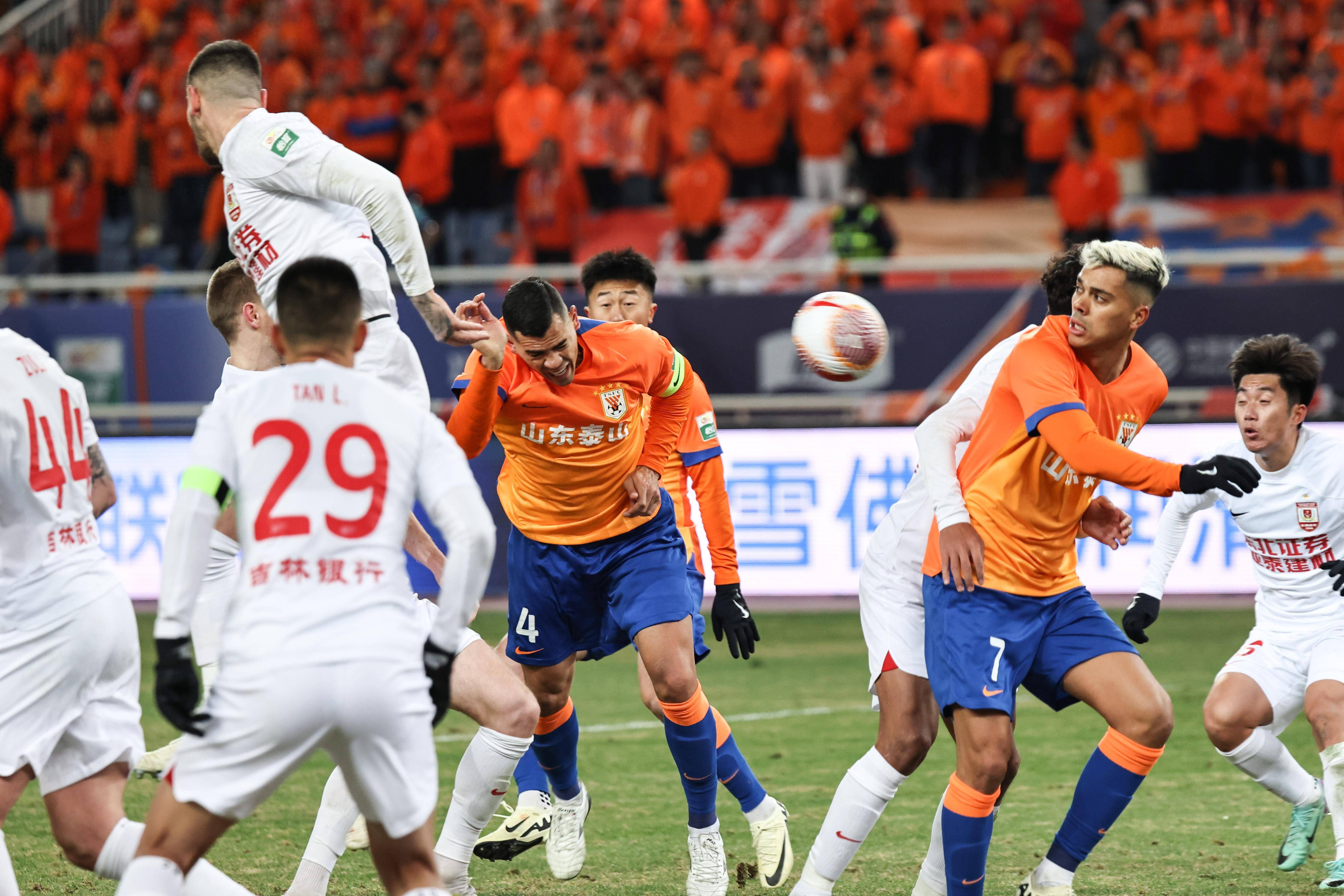 包含中超比赛点燃激情，球员拼搏为荣誉的词条