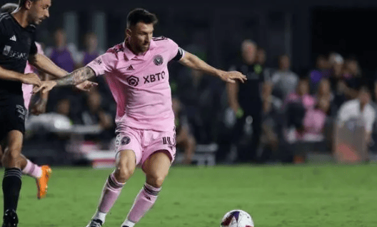 运动员克服困难展现出顽强拼搏精神