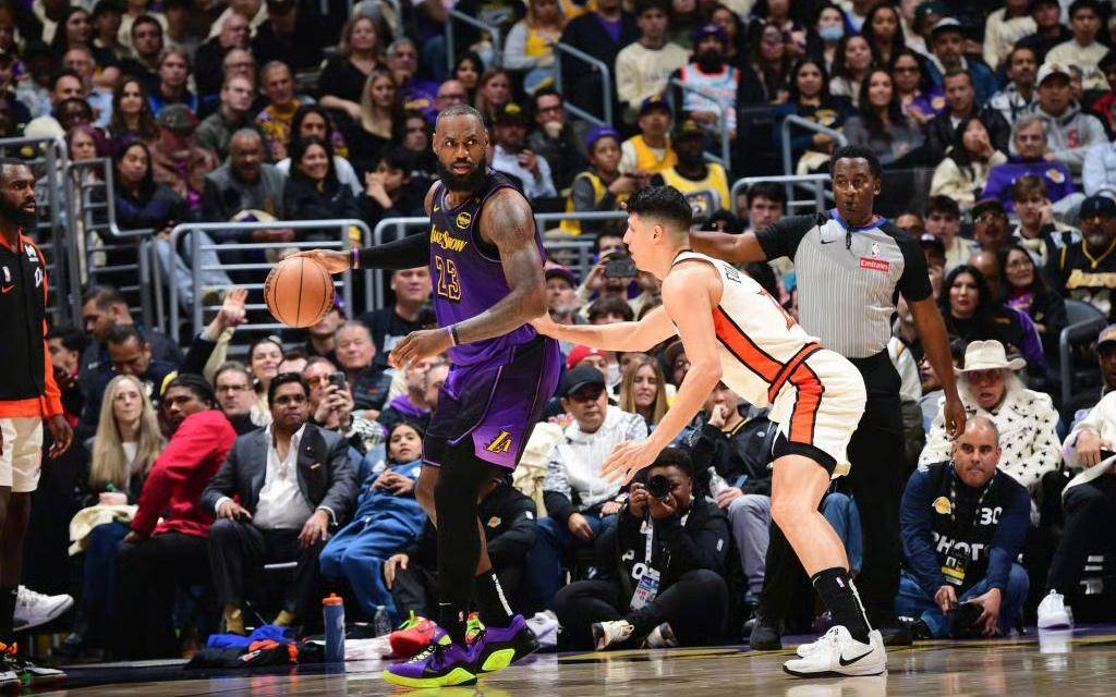 包含詹姆斯面对老东家，砍下三双助湖人取得胜利的词条