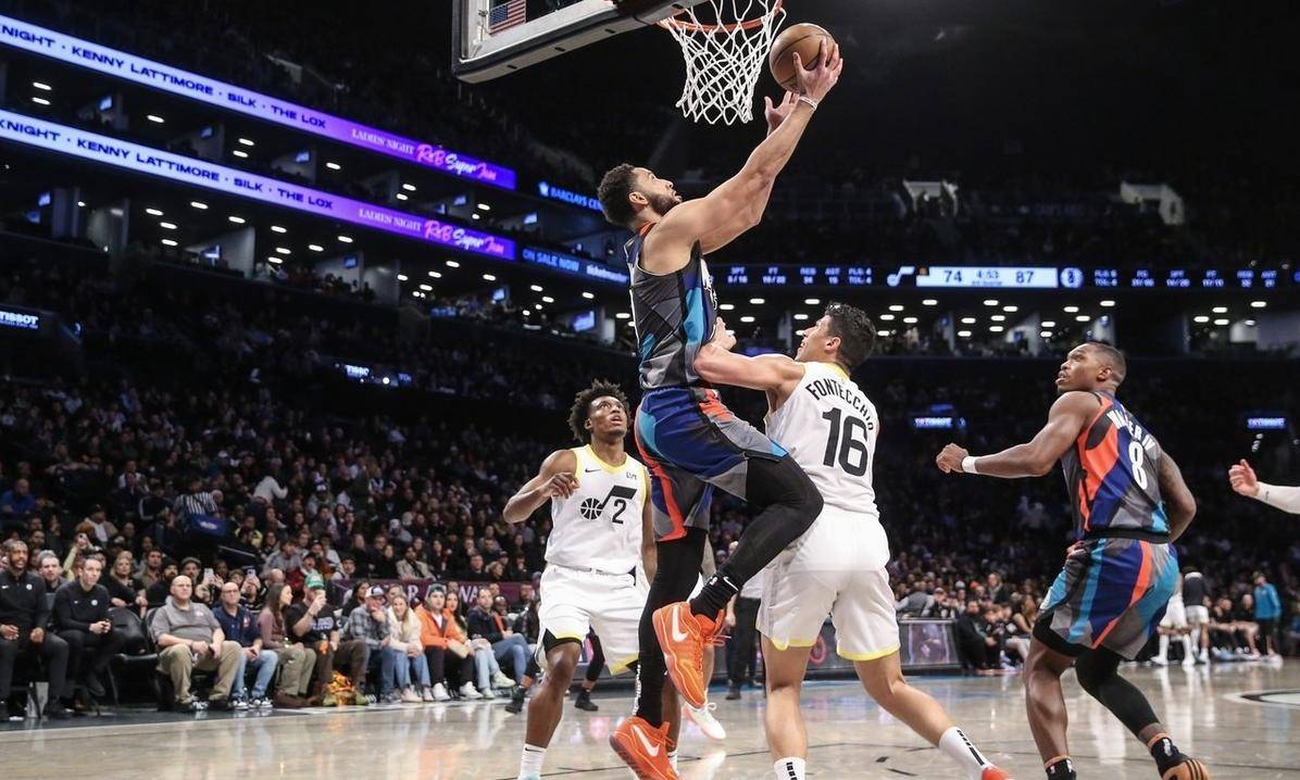 顶尖球星在篮球职业联赛中展现实力，触目惊心