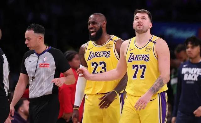 包含NBA球星集体转会传闻，引爆夏季转会市场的词条