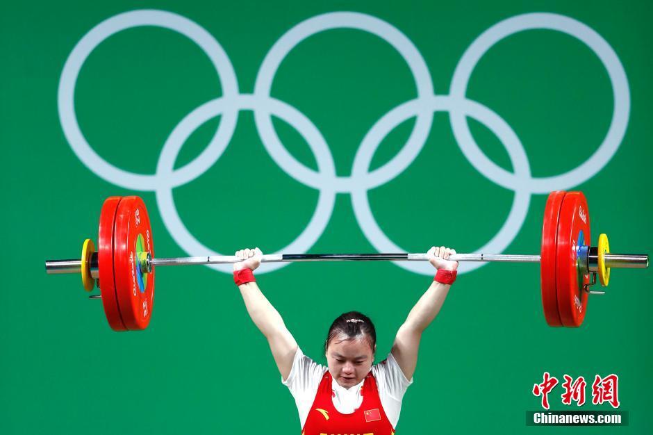 俄罗斯举重选手刷新记录，获得殊荣