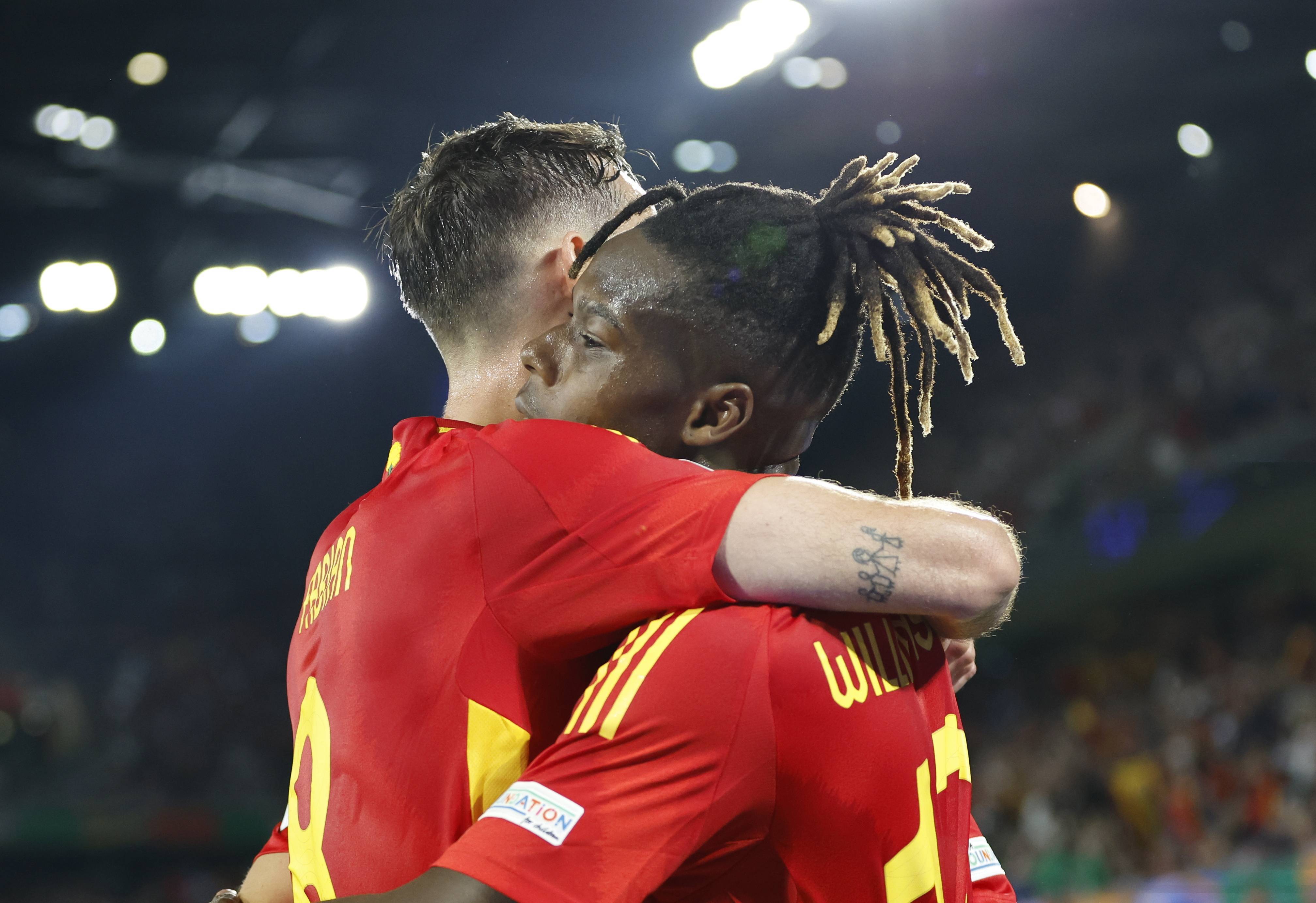 包含西班牙队在比赛中表现出色，轻松晋级的词条