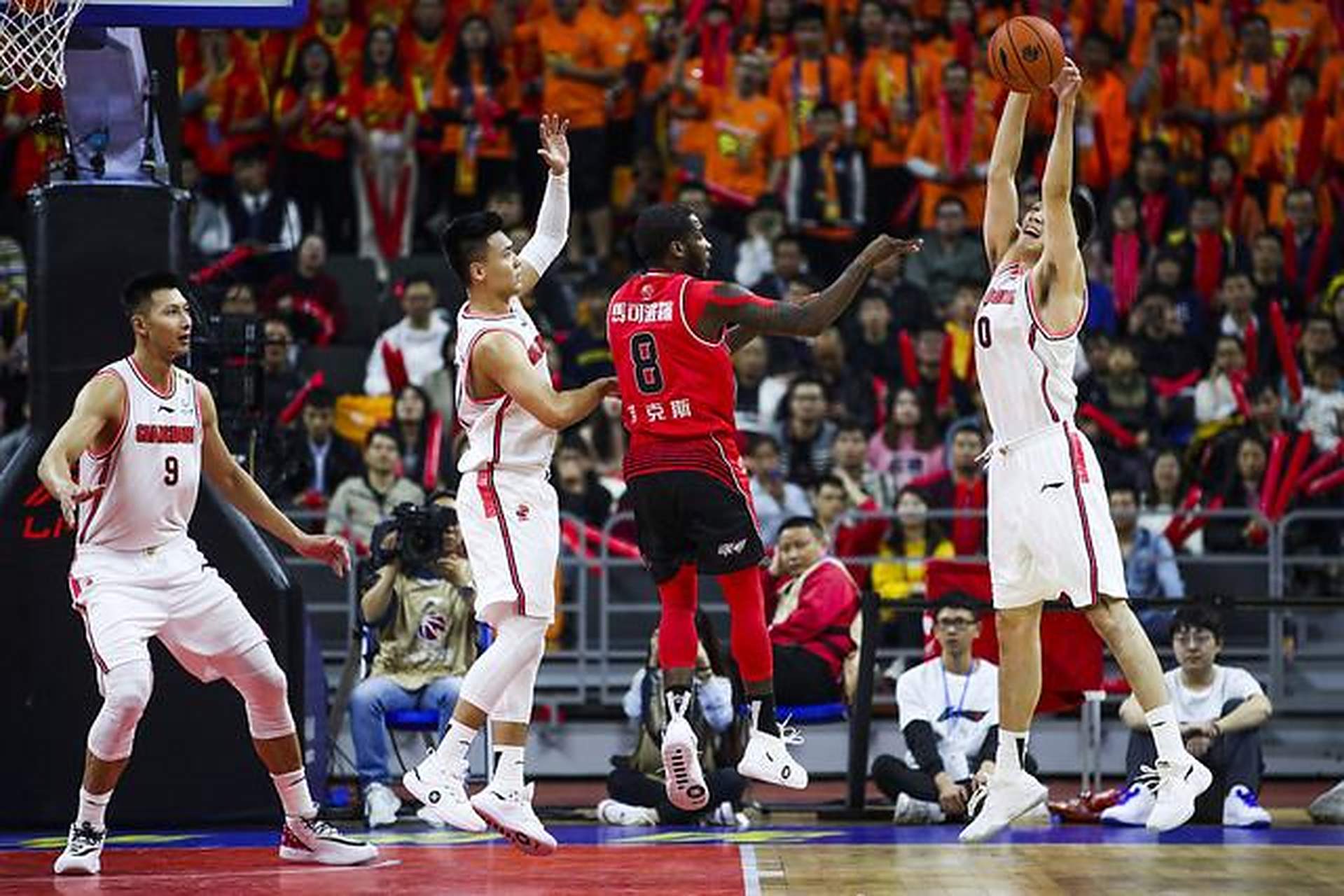 深圳主场大胜武汉，豪取三分的简单介绍