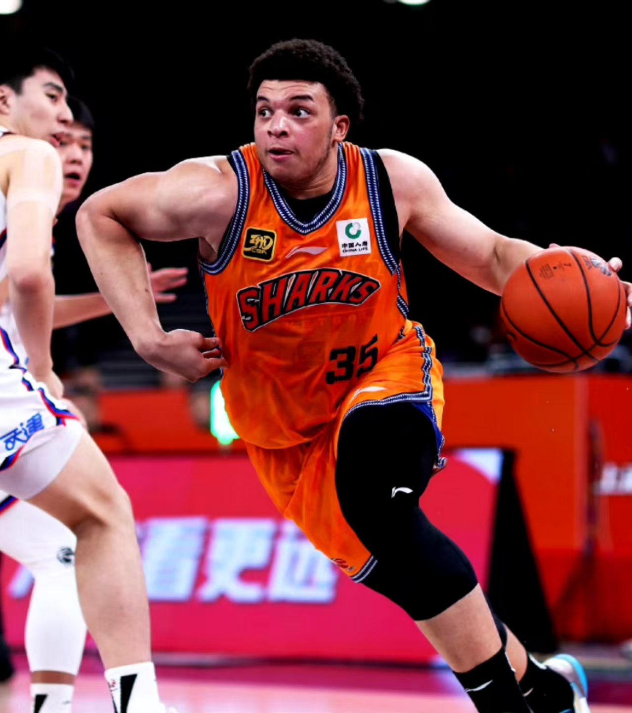 顶尖球队角逐篮球联赛冠军，精彩赛事连连的简单介绍