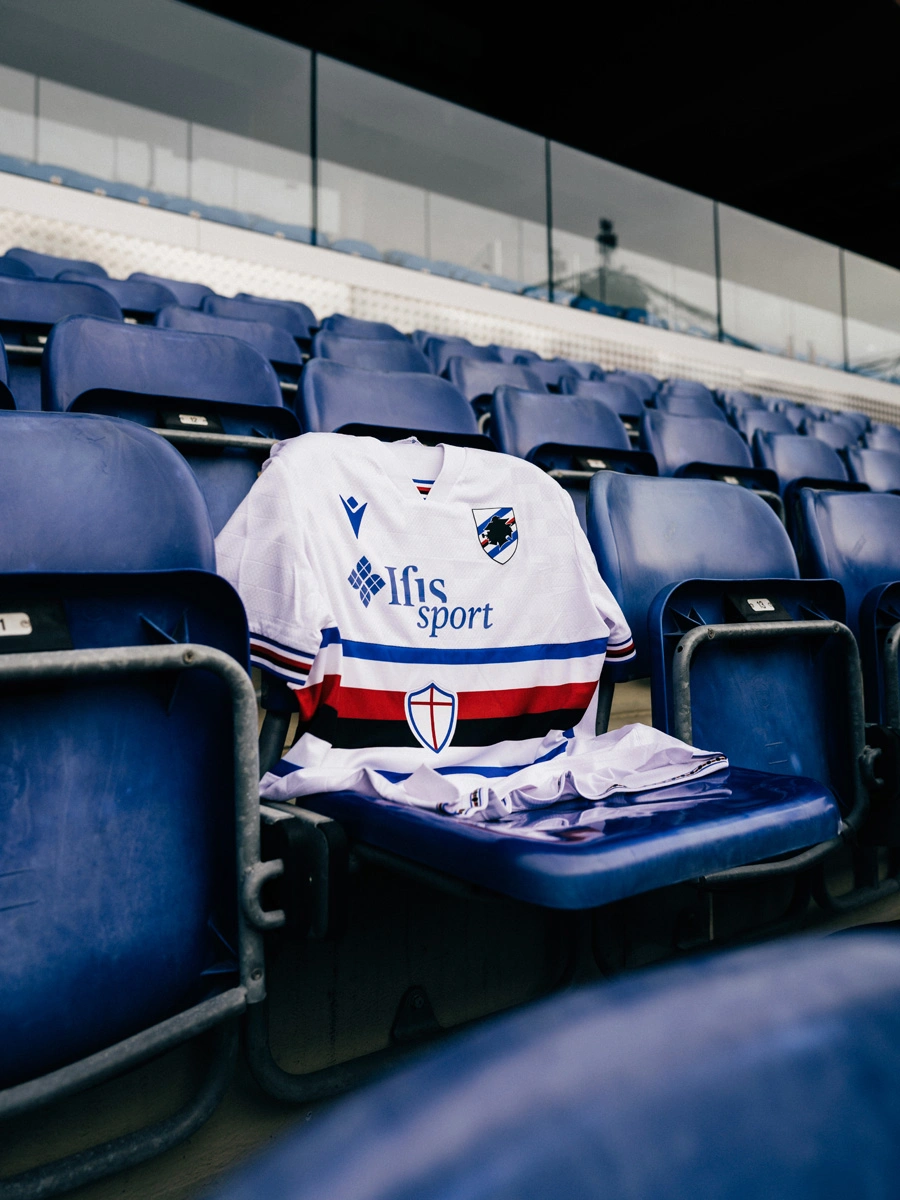 包含帕尔马客场不敌桑普多利亚，遭遇意甲三连败的词条