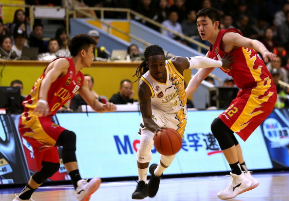 赛场上的硝烟弥漫，强强对话谁胜出的简单介绍