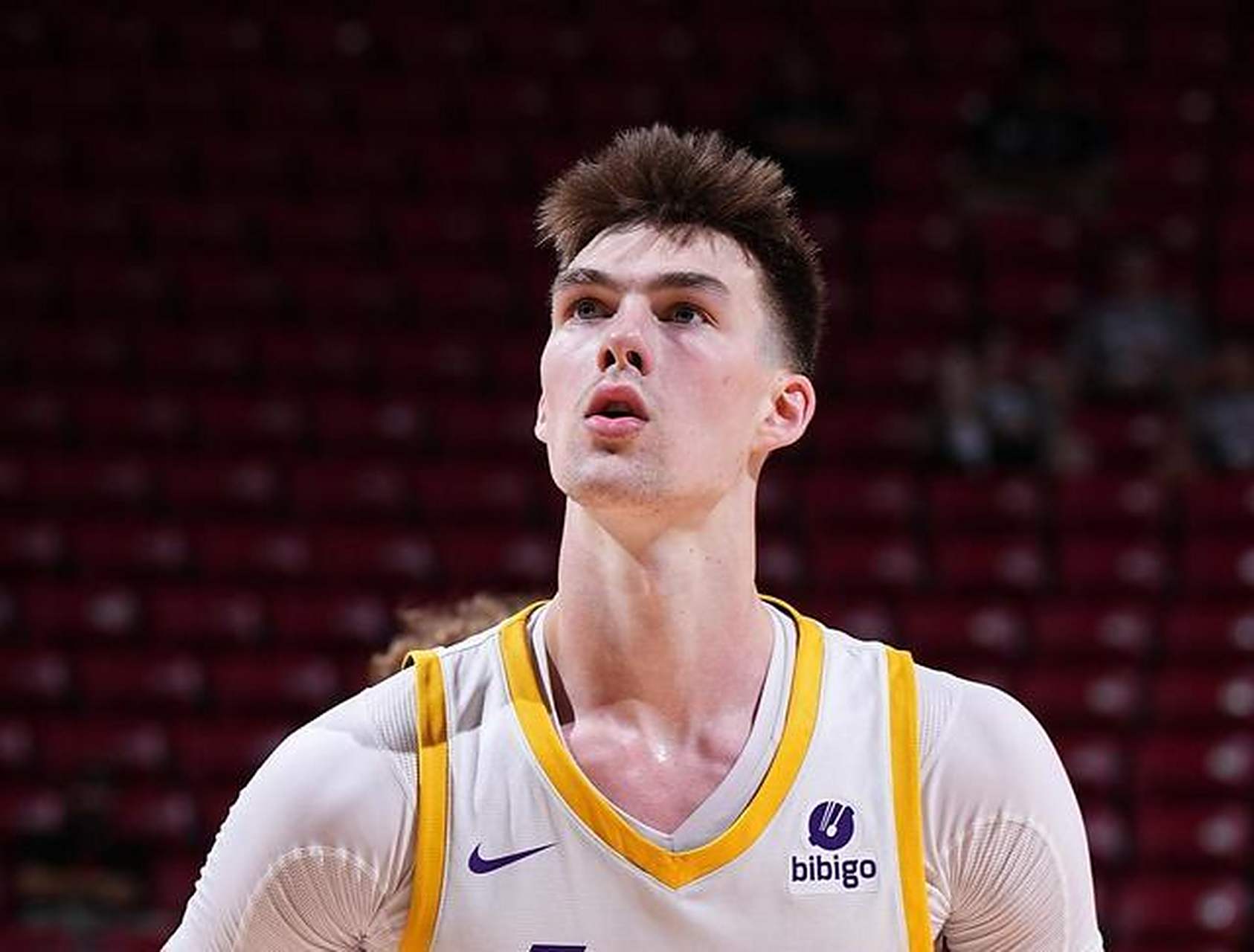 关于瑞士中锋大放异彩赢得教练青睐的信息