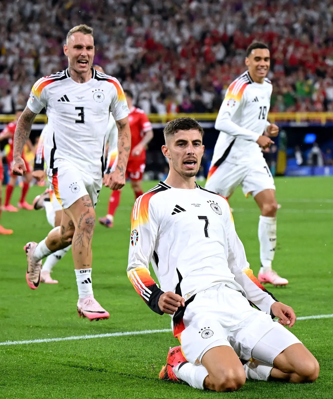 包含德国队稳健表现，取得胜利保持领先位置的词条