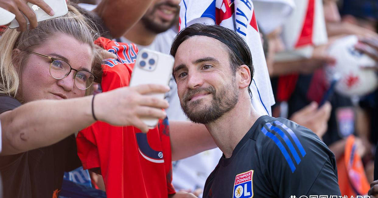 冠军联赛：马赛对战里昂展开激烈较量