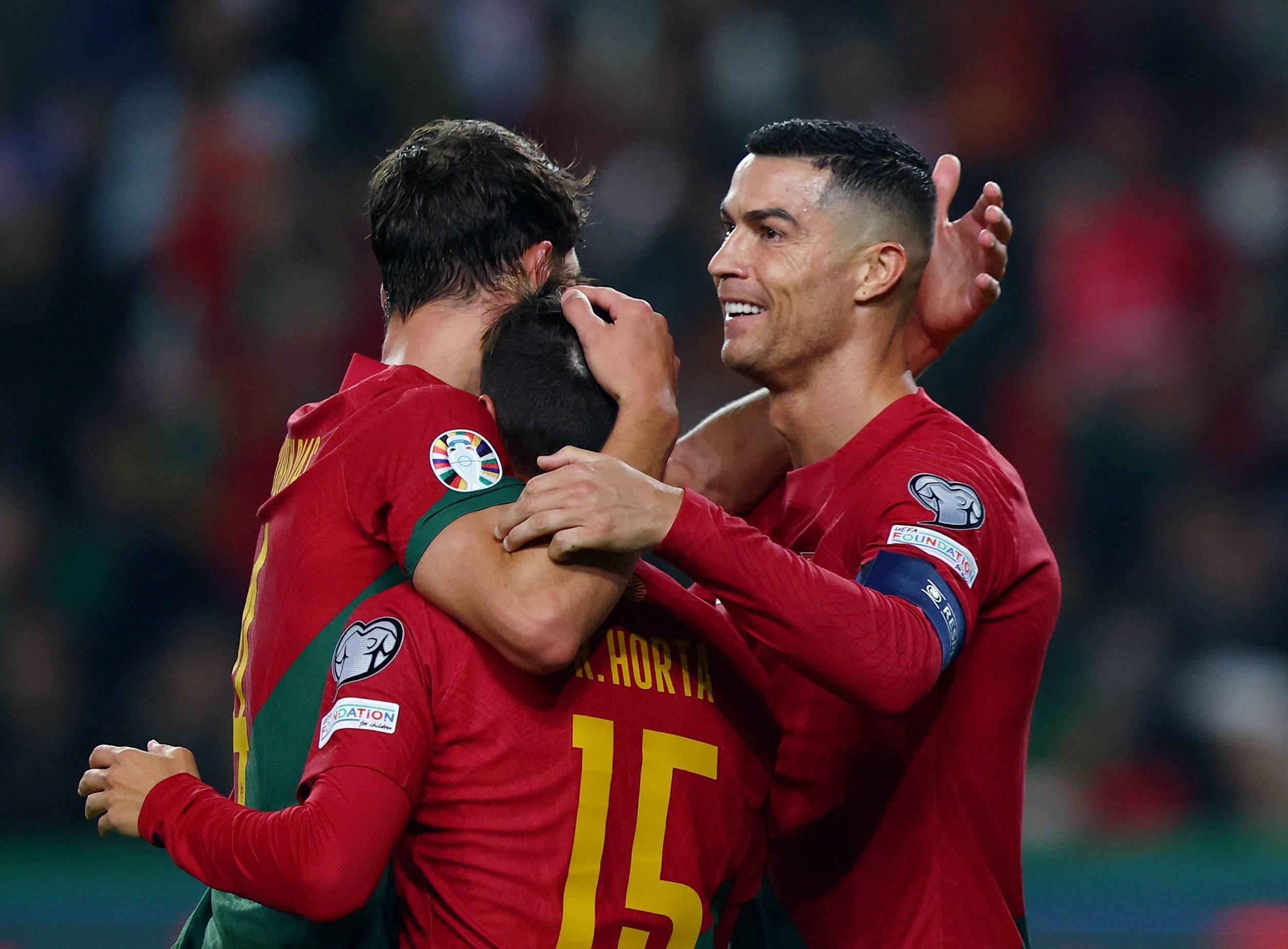 葡萄牙队锁定欧洲杯正赛席位