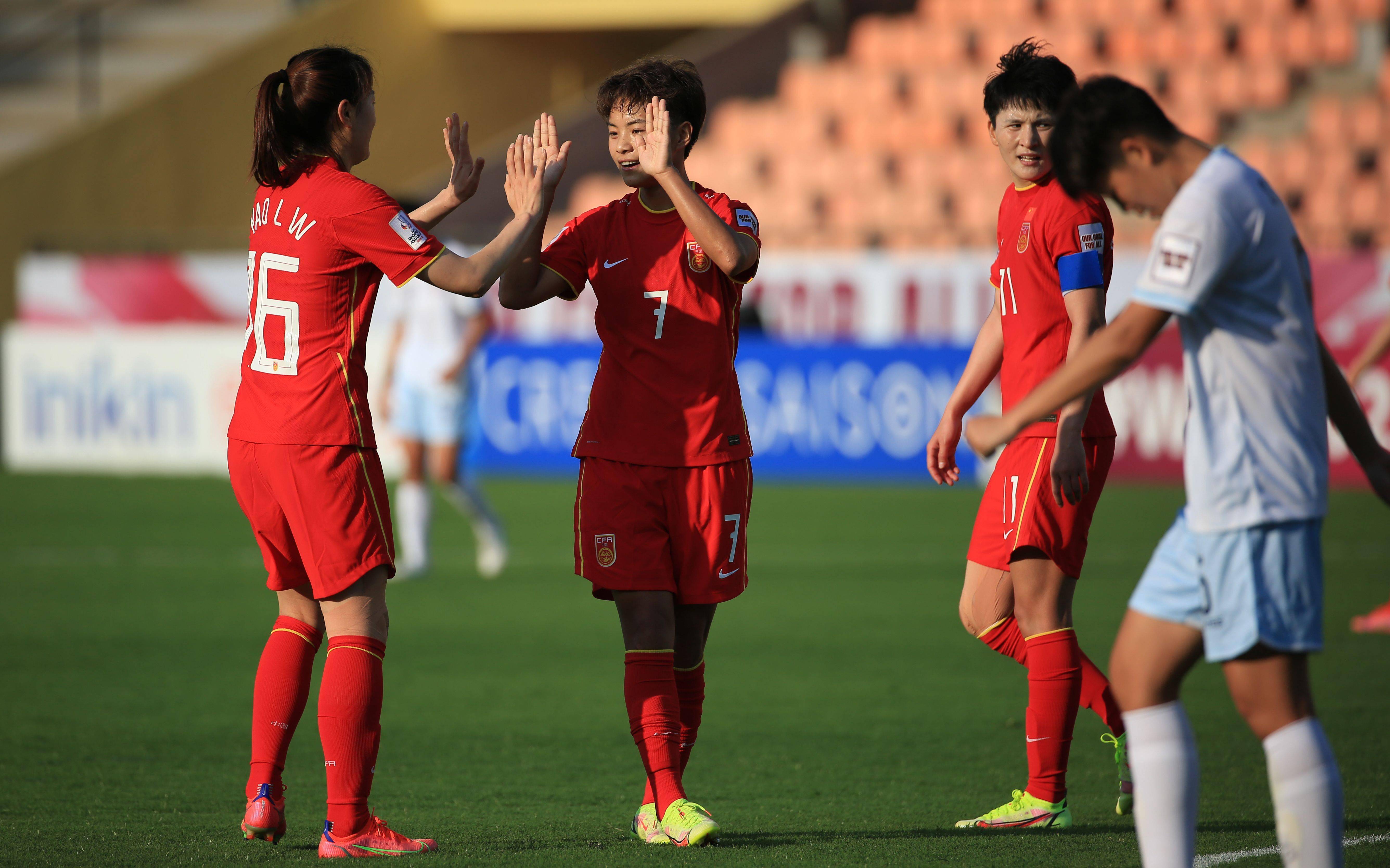 铿锵玫瑰！女足队员斗志昂扬