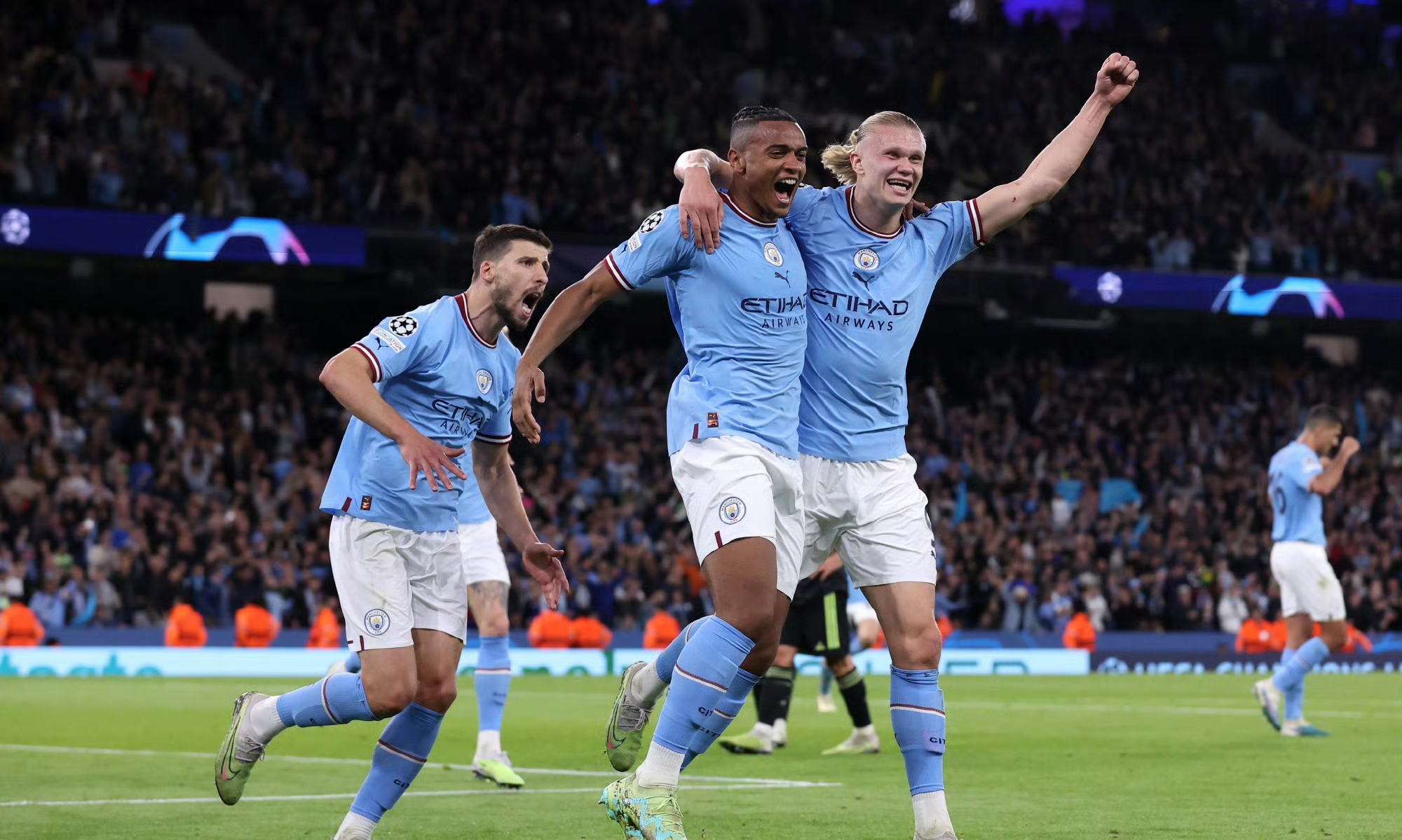 包含曼城客场失误频频，主力中场射门偏离的词条