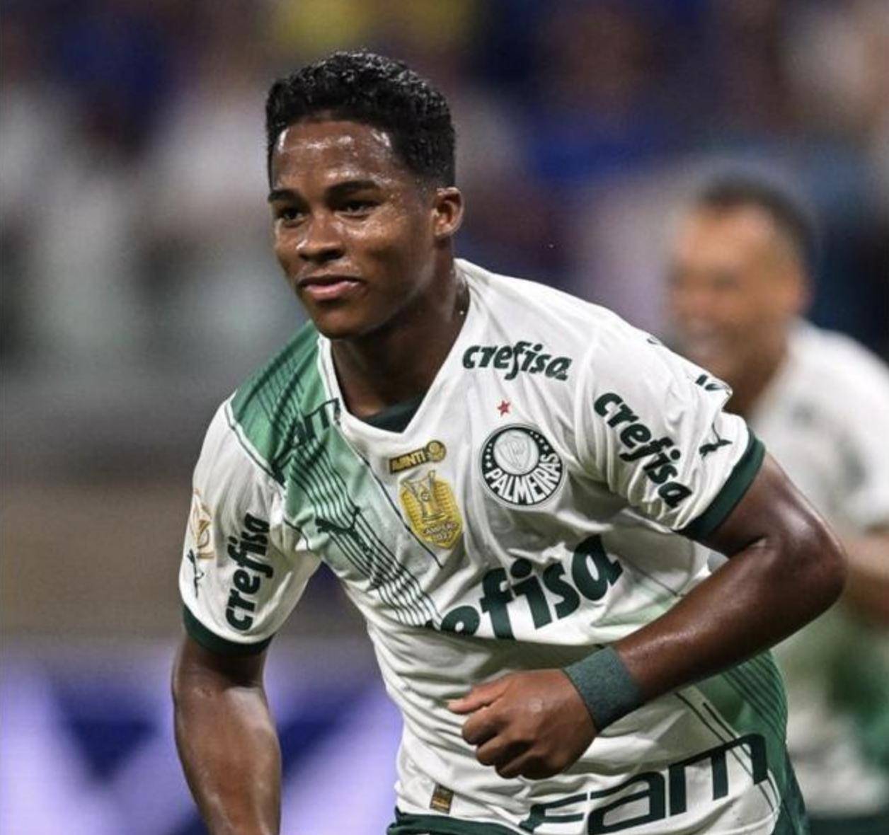 包含皇家马德里宣布签下新前锋，全力冲击西甲冠军目标的词条