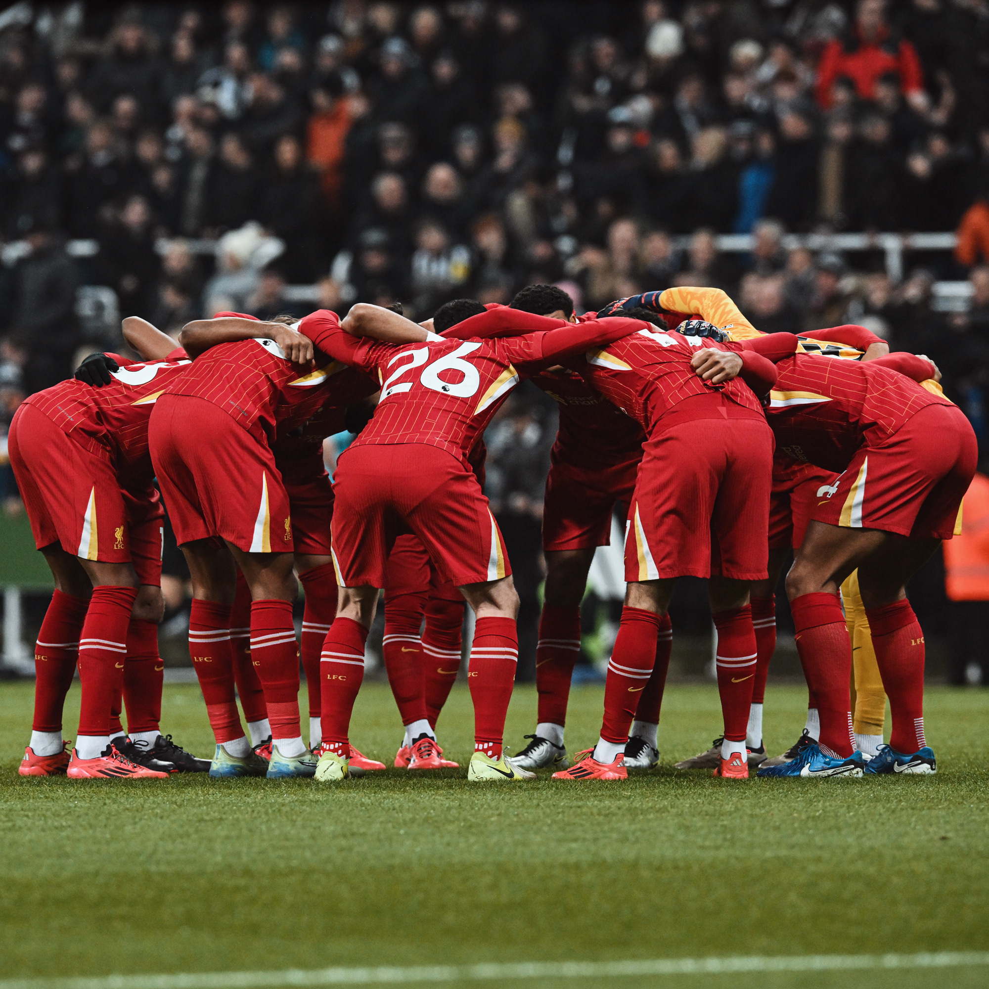 关于利物浦主场绝杀曼联，争夺英超霸主位置的信息