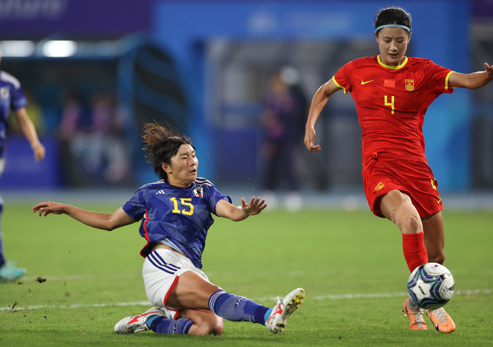 女子足球比赛，中国队表现出色